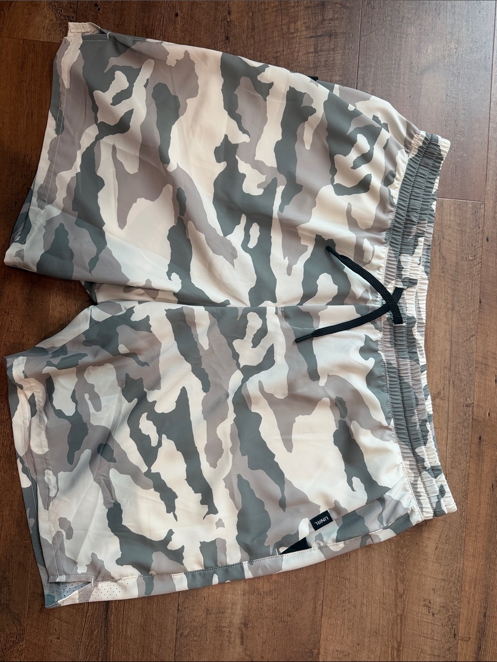 UNRL Men's Camouflage Canopy shorts - Gray/White